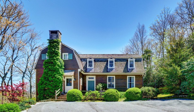 Norman Ridge: In-Town Charming Home w/Mountain Views, Firepit | Pet Friendly