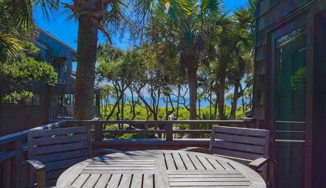 Ocean Views, Serene Back Deck, Easy Walk to Beach. Beautiful Seaside, Dog-Friendly Villa Awaits You!