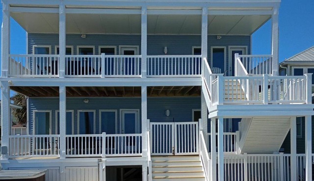 Oceanfront 9 bdrms with pool and hot tub