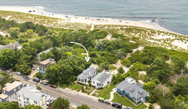Oceanfront cottage, Steps to the Beach