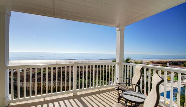 Oceanfront, Spacious Condo w/Breathtaking Ocean Views! Community Pool & Elevator!