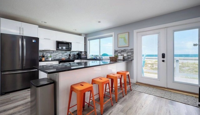 Oceanfront w views for grps/families (top floor)
