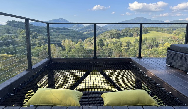 Open air cabin, sweeping views at low elevation, in the Smokies!