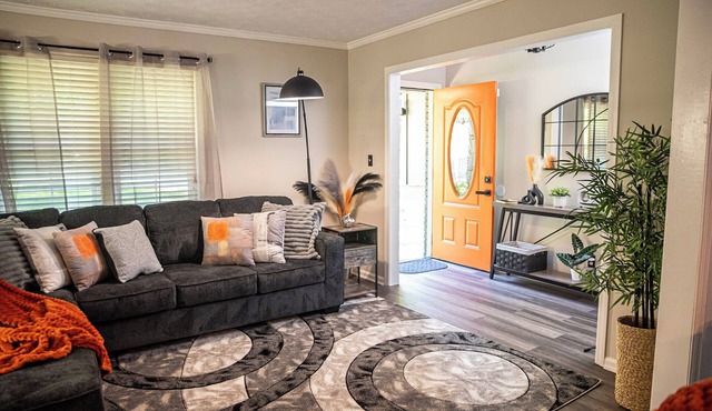ORANGE OASIS UPPER LEVEL near airport, downtown, shopping, dining patio firepit