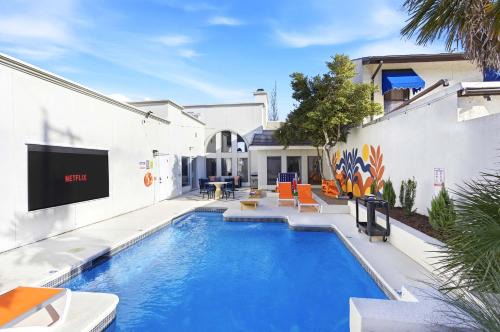 Outdoor Oasis - Poolside Movie Nights - Sleeps 16 in San Antonio