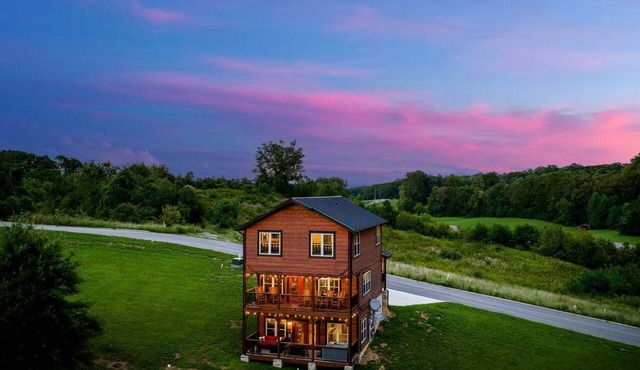 Outstanding Cabin with Game Room, Jacuzzi and Cinema Room in Tennessee