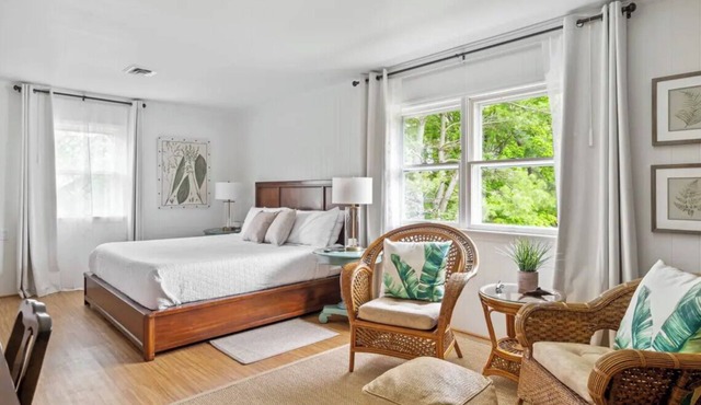 Palm Tree Room — Elegant British Colonial Luxury with Spacious Comfort