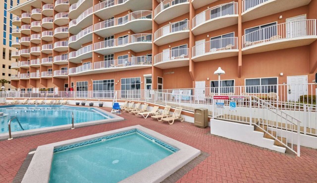 Palmetto | Classic King + Kitchen | Couples Getaway | Steps to Sand