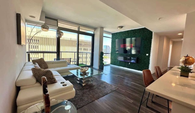 Panoramic Penthouse Views - Two 15ft Balconies