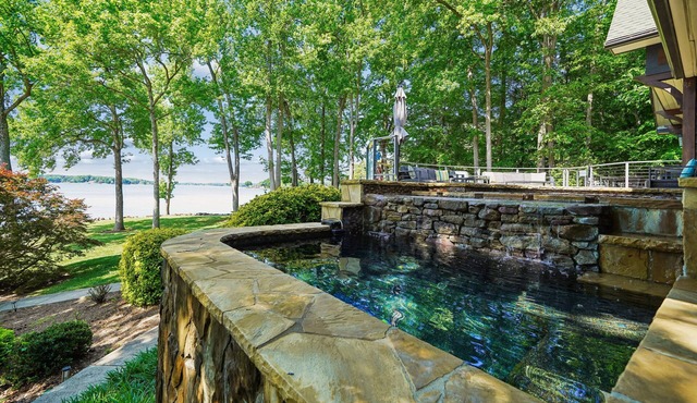 Paradise Peninsula - Luxurious Home w pool, hot tub, beach, kayaks