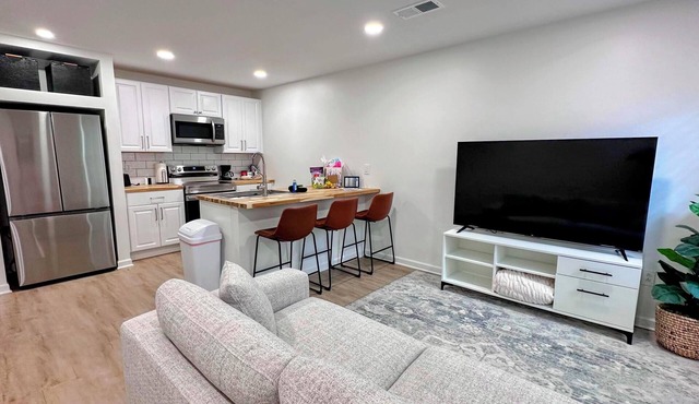 Patchwork Paradise B - New 2BR Home 3 Blocks from Missouri Star in Hamilton