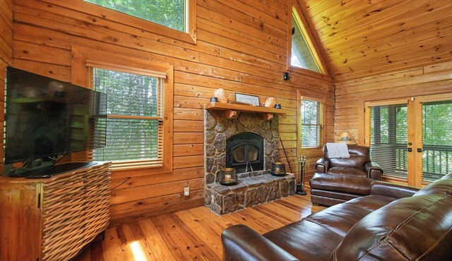 Peaceful 3-bedroom mountain cabin in the charming & gated Talking Rock Resort.