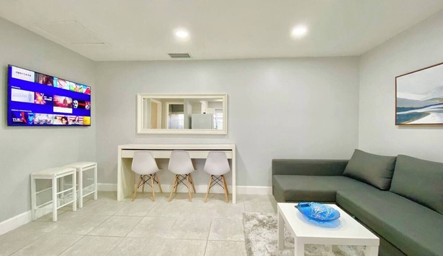 Peaceful and stylish luxury suite in Fort Lauderdale – minutes from Hard Rock Casino, beaches, and FLL Airport. Private, cozy, and perfect for a relaxing getaway.