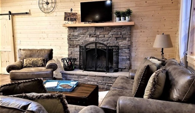 Peaceful Creekside Cabin, Easy Access (Paved road) - Walnut Creek Haven