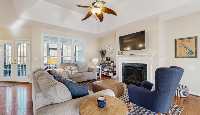 Peaceful lakeside retreat with hot tub, private pool, dock & paddle boards