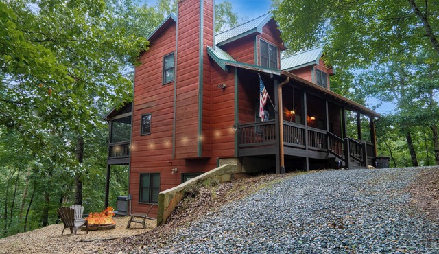 Peaceful Retreat~7 mins to town~Hot Tub,Fire Pit,Game Room, Fireplace & More!