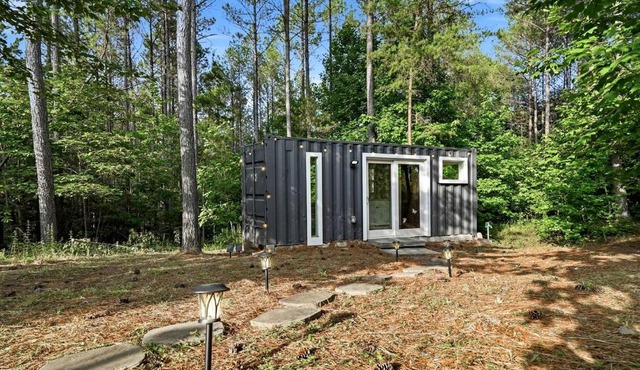 Peaceful Woodland Retreat with Private Hot Tub near The Greystone Estate, Ball Ground, Georgia