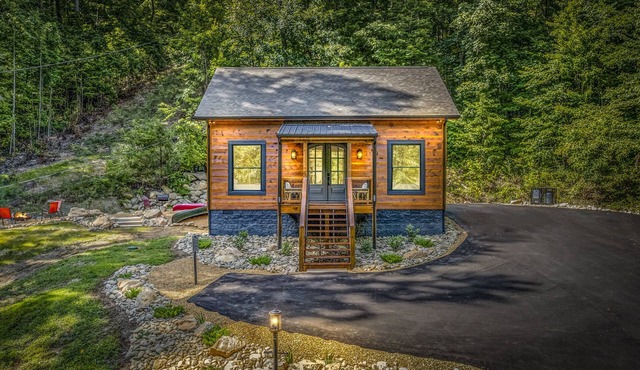 Perfect cozy cabin to enjoy the Smokies and " Winterfest!" The "Island" 5 miles