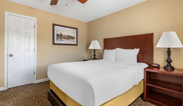 Perfect for Groups! Unit with Full Kitchen, Free Parking, Onsite Pools!