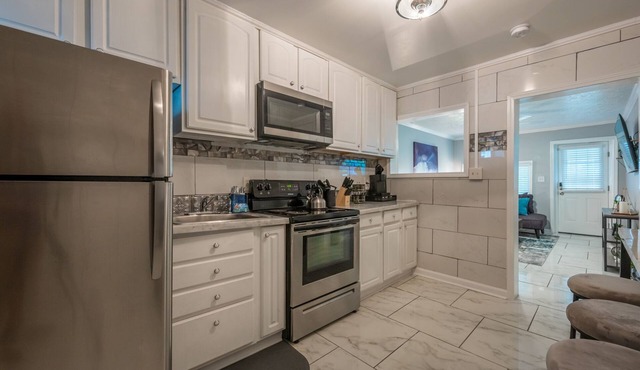 Pet-Friendly 2BR Urban Unit, Extended Stay Rates!