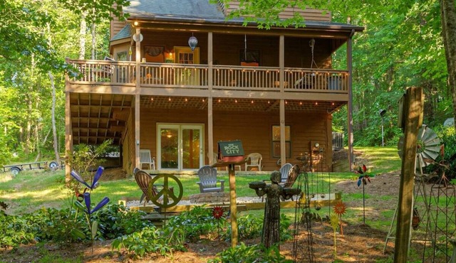Pet-friendly 3BR cabin near Helen, wineries, trails, and waterfalls Hiker's Paradise