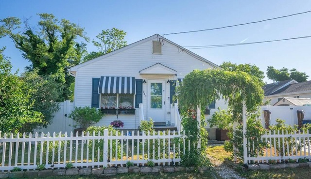Pet friendly, Beach house with inground solar heated pool, hot tub, Sleeps 10