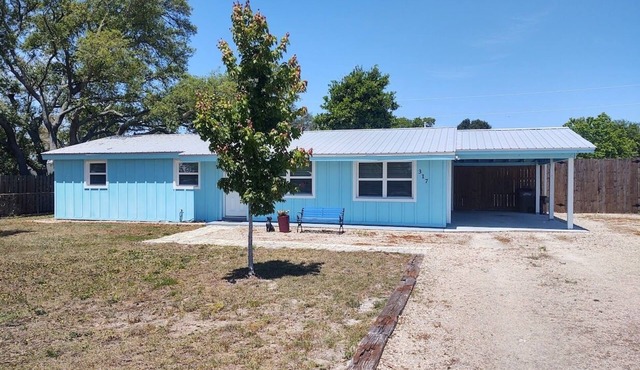 Pet Friendly Cottage-3 blocks from Beach New fenced yard.