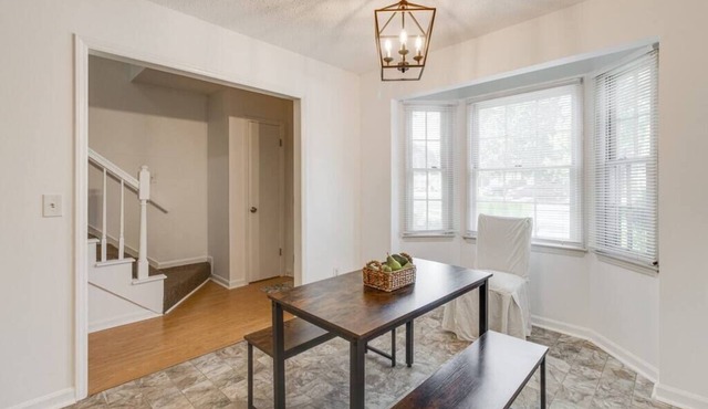 Pet friendly unit in heart of town, near hospital