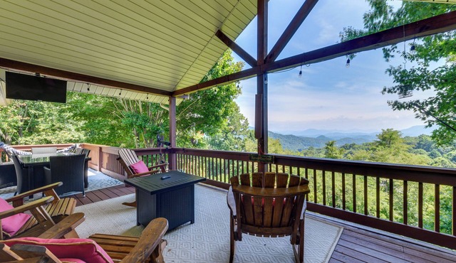 Pet-Friendly Waynesville Retreat w/Hot Tub!