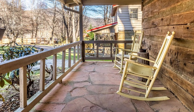 Picturesque Cabin - Ponds, Fireplace, AC, WiFi - Snowbird, Biker & Pet-Friendly