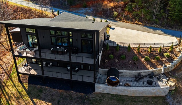 Pierre Vista: Modern, Luxury Mountain Retreat w/Sauna close to hiking/wineries!