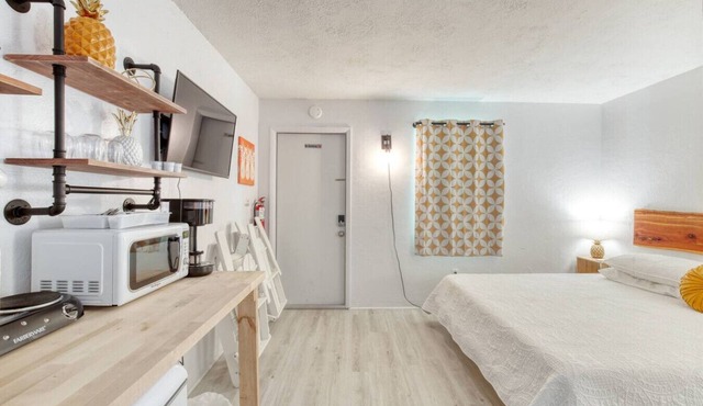 Pineapple Shores Retro Inn 7