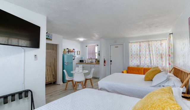 Pineapple Shores Retro Inn 4