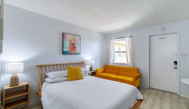 Pineapple Shores Retro Inn Queen Studio Unit 6