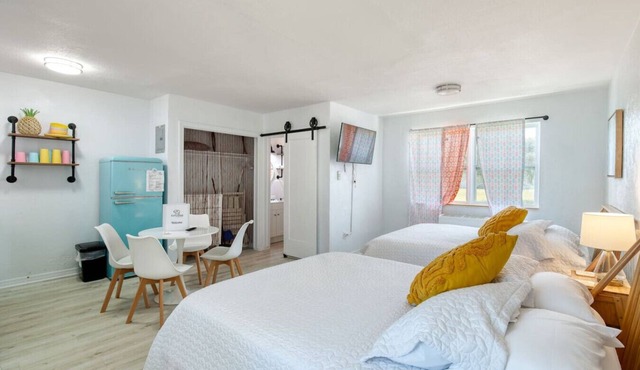 Pineapple Shores Retro Inn 5
