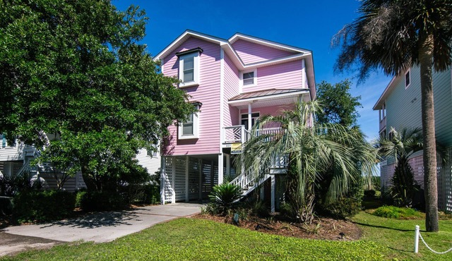 Pink Flamingo | Yacht Basin & Marsh Views | 3 Blocks to Beach | Sleeps 10 | Dog Friendly