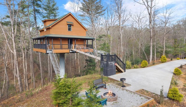 Pinnacle Suite Treehouse- Cedar Creek Rentals LLC