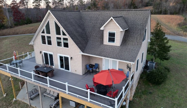 Pinnacle Views. Nearby golf, winery bar & grills. Sleeps 12