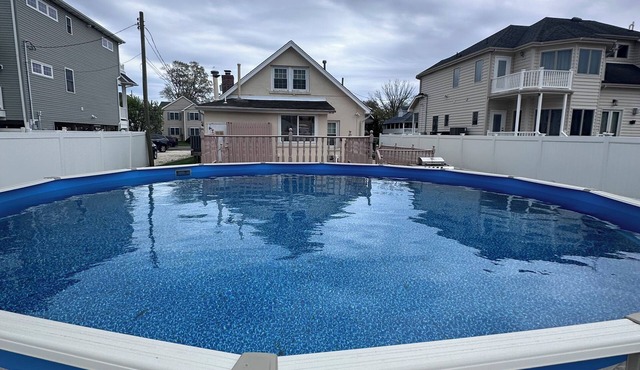 POOL, 5 min walk to Jenkinson's, 4 Bedroom, 4 car parking, beach badges, Fence