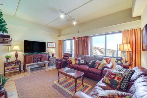 Pool & Hot Tub: Mtn-View Condo in Sugartop Resort!