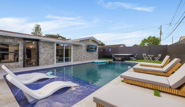 Pool + Hot Tub | Outdoor Kitchen | Hollywood FL