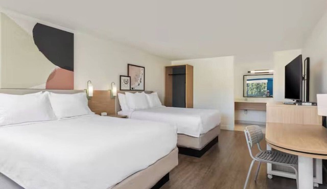 Pool Stay w/2 Queen Beds! Pet Friendly Near Museums!
