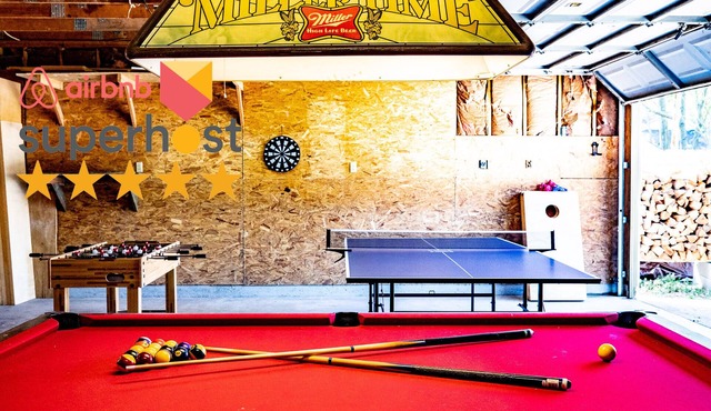 Pool Table | Ping Pong | 5TVs | Fenced Yard