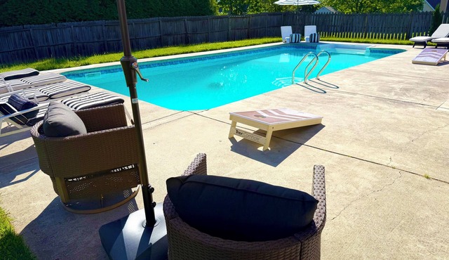 Poolside Escape: Pool-Jacuzzi-Pool Table-Sauna-Sleeps 16