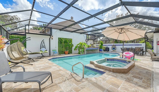 Poolside Oasis: Group-Friendly Getaway in Naples!