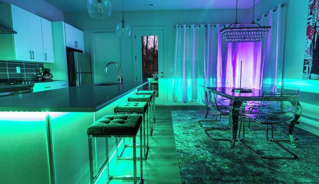 *PoolTable * 15 Mins to Uptown & DT * King Bed!