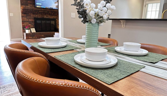 Posh and Prime! Sleeps 8! World Cup HQ-Minutes to The Battery, Benz & Aquarium!