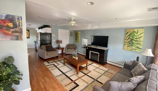 PREMIER HOST LISTING - 2BR Suite. Steps to Ocean & Water Park,Kit, Pool Access