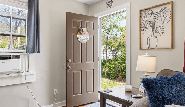 Private 1BR Duplex Driveway Parking. Near UofM