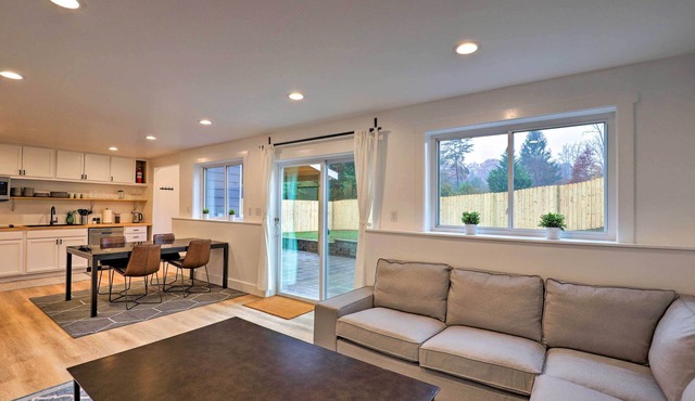 Private Basement Apartment - Black Mountain